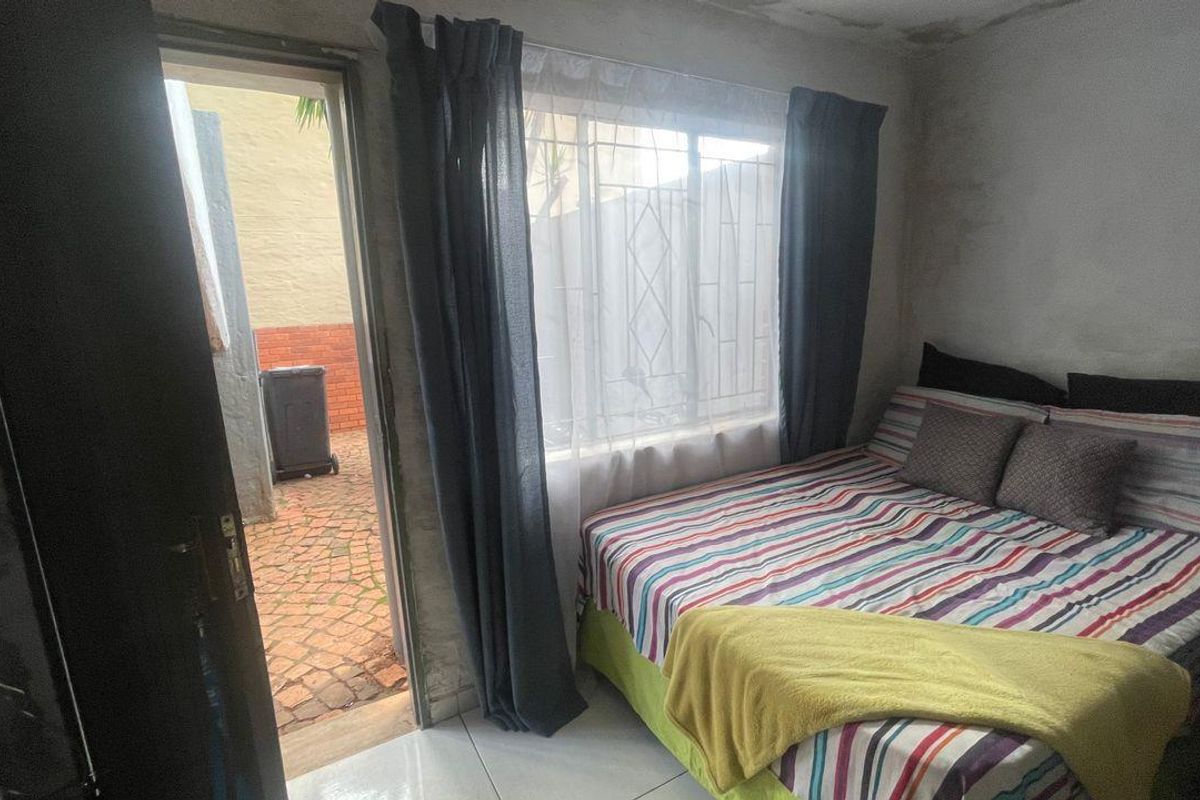 Cozy Bachelor Unit - Photo 2