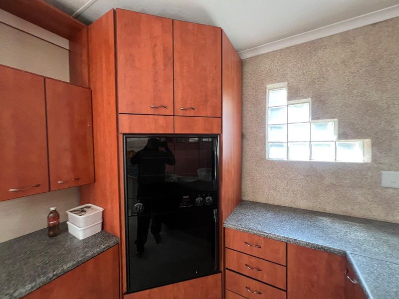 Modern, Secure, and Centrally Located Family Home in Reigerpark - Photo 7
