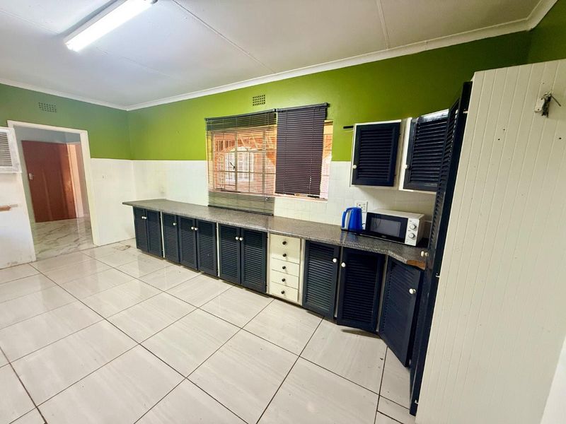 4 Bedroom property with flatlet situated in sought after area. - Photo 5