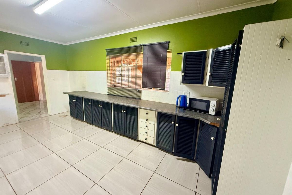 4 Bedroom property with flatlet situated in sought after area. - Photo 5