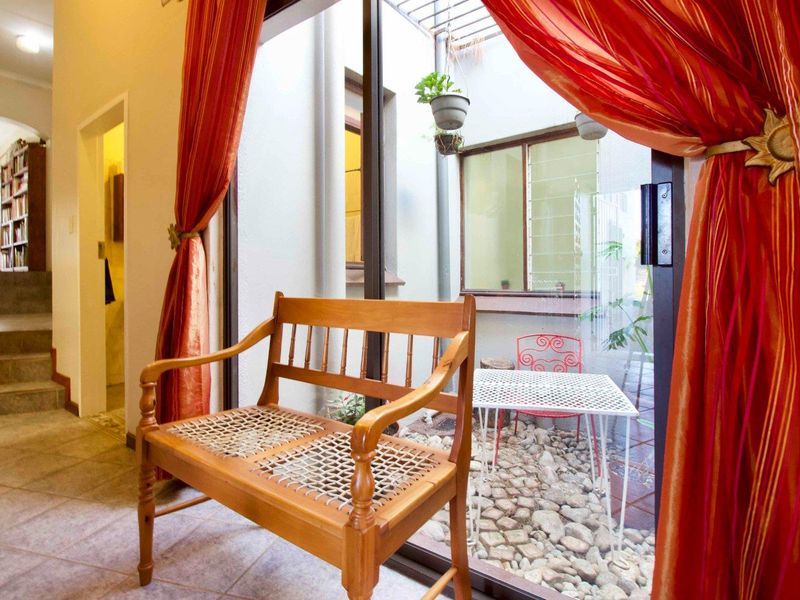 Spacious 3 bedroom Simplex in a secure complex. - Photo 3