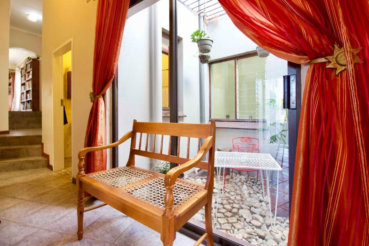 Spacious 3 bedroom Simplex in a secure complex. - Photo 3