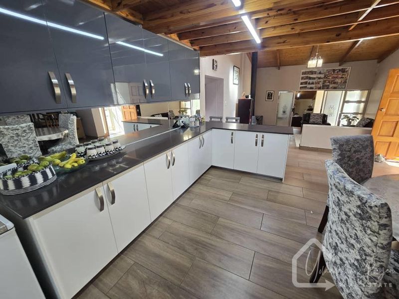 NEWLY LISTED - SPACIOUS SANCTUARY - Photo 2