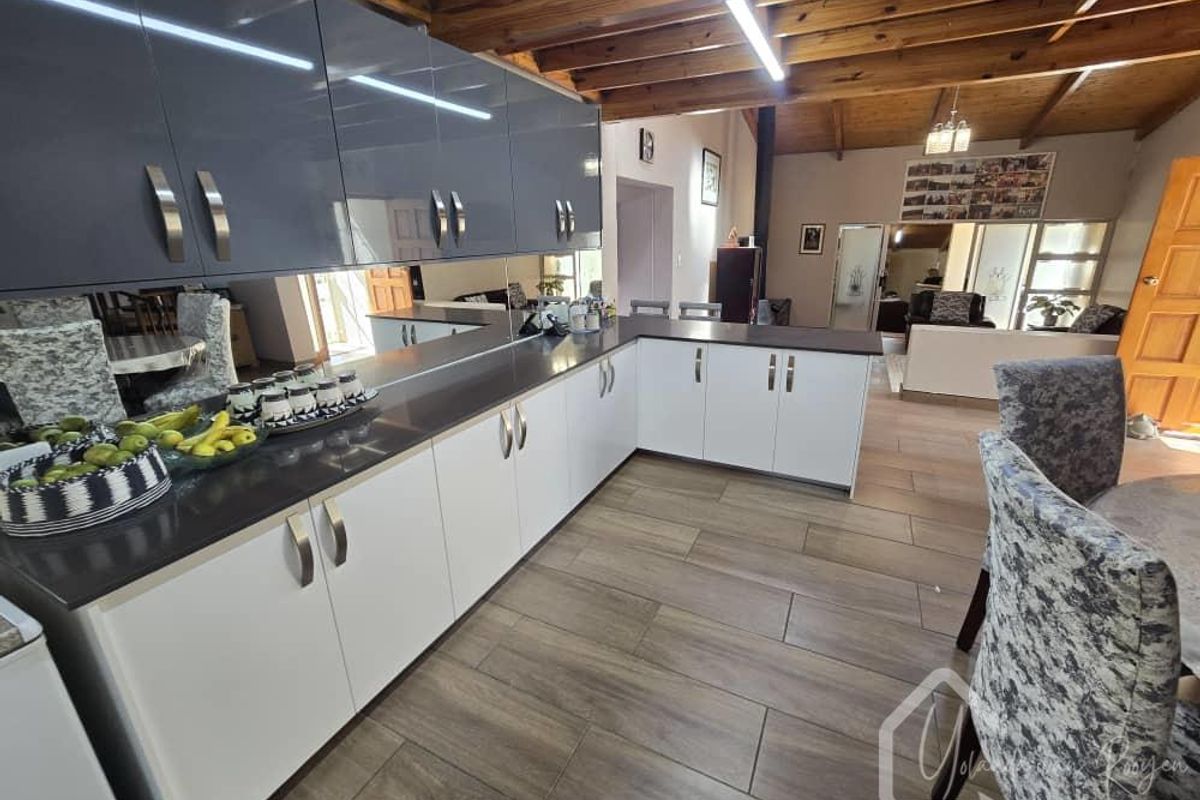 NEWLY LISTED - SPACIOUS SANCTUARY - Photo 2