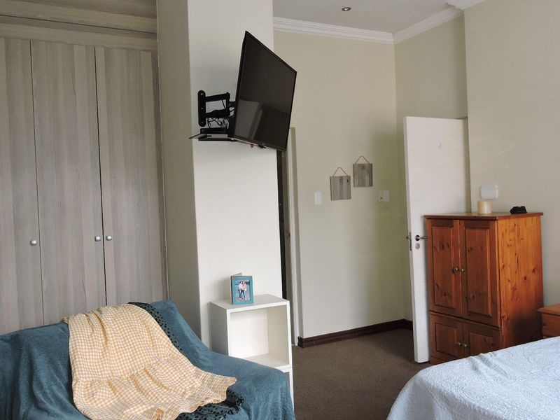 Charming 3-Bedroom Home within secure villas estate - Photo 4