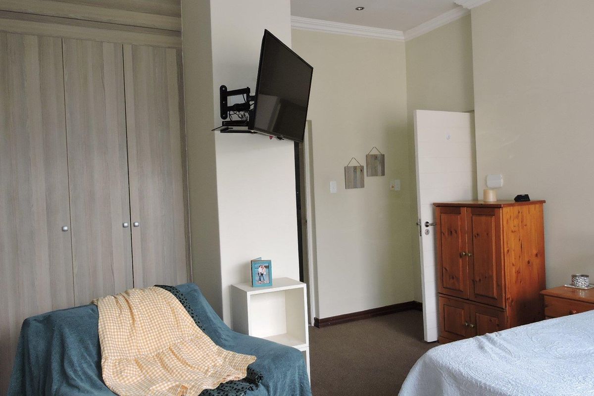 Charming 3-Bedroom Home within secure villas estate - Photo 4