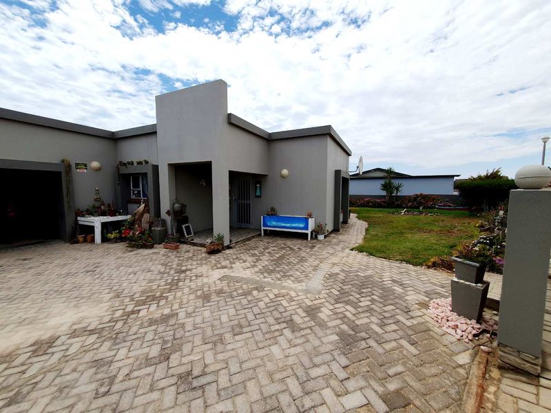 "Spacious 4-Bed Home with 3 En-Suites & Braai Area!" - Photo 2