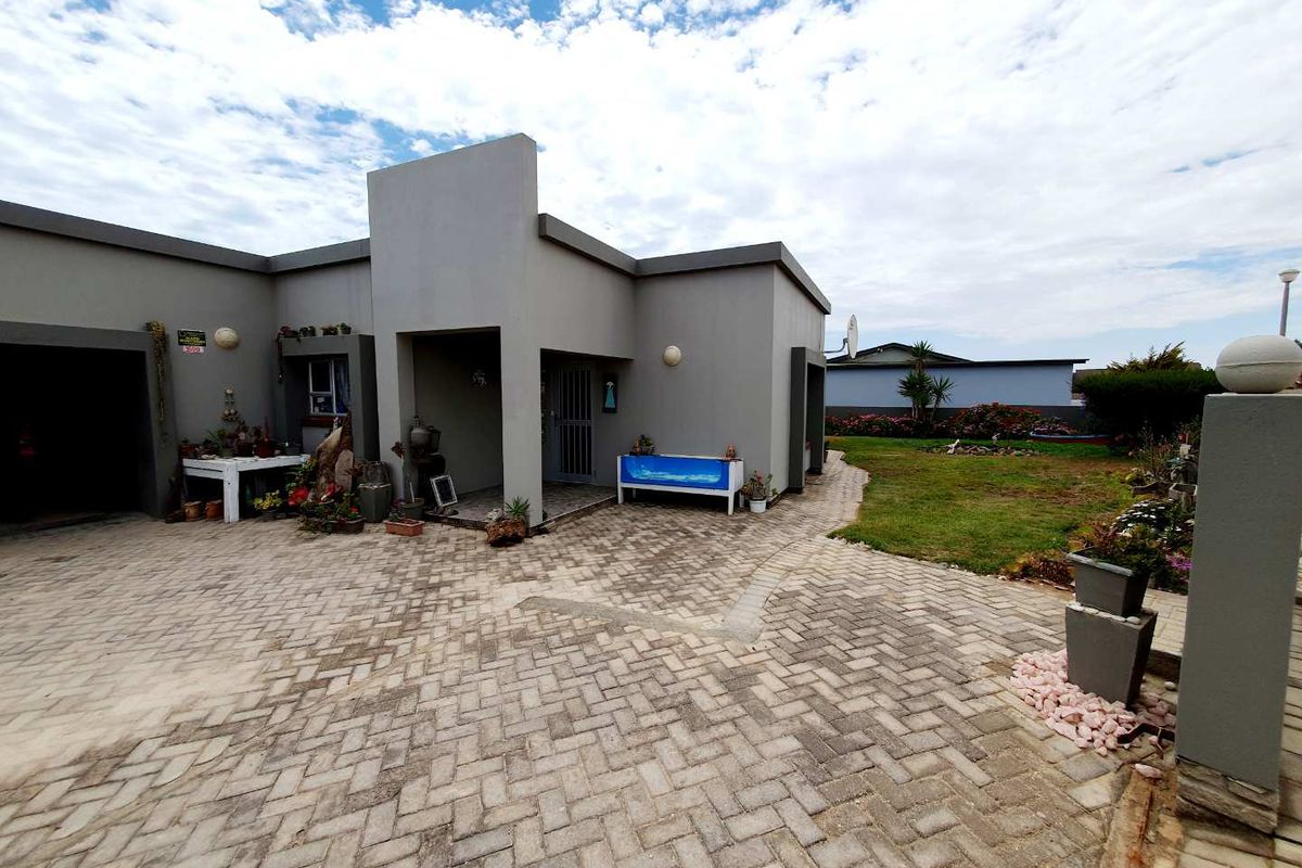 "Spacious 4-Bed Home with 3 En-Suites & Braai Area!" - Photo 2