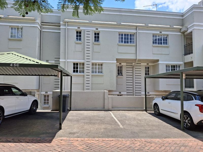 A BEAUTIFUL THREE BEDROOM TOWNHOUSE - Photo 4