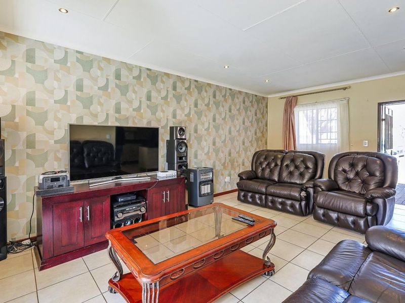BRIGHT AND SPACIOUS TWO-BEDROOM HOME IN MOOIKLOOF RIDGE ESTATE - Photo 7