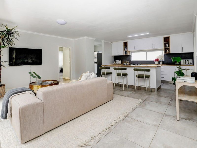 Tranquil Retreat with Mountain Views – Newly Renovated Gem! - Photo 5