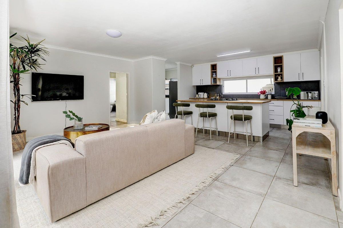 Tranquil Retreat with Mountain Views – Newly Renovated Gem! - Photo 5