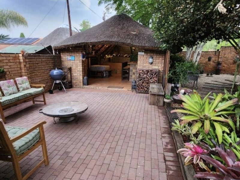 Beautiful Klinker Brick Home with a stunning garden. - Photo 5