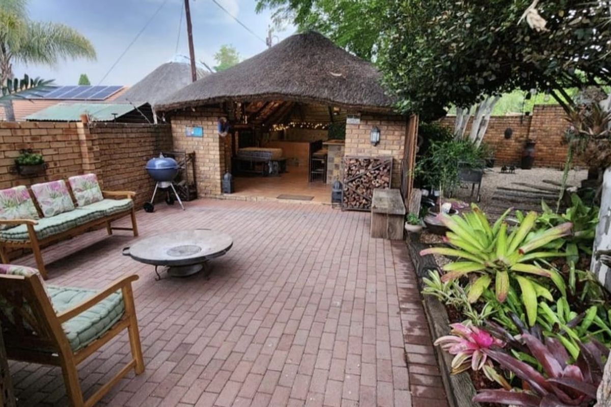 Beautiful Klinker Brick Home with a stunning garden. - Photo 5