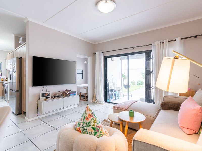 Three Bedroom Groundfloor Corner Apartment - Photo 3