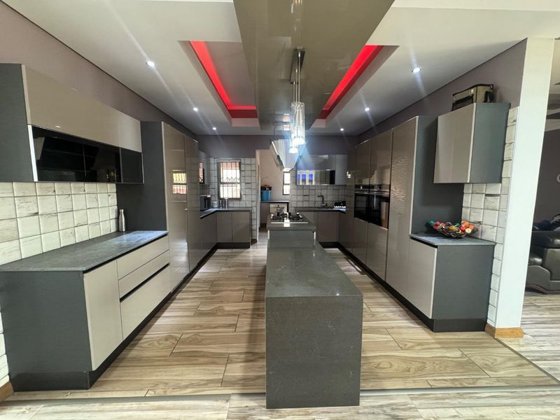 Elegant 6 Bedroom Double Storey Home With Cinema Room & Luxury Features - Photo 2