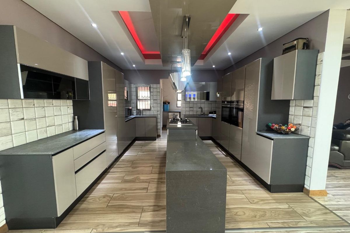 Elegant 6 Bedroom Double Storey Home With Cinema Room & Luxury Features - Photo 2