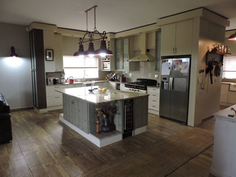 FOR SALE - TRIPLE-STOREY WATERFRONT HOME IN SWAKOPMUND WITH 4 LUXURIOUS EN-SUITE BEDROOM - Photo 2