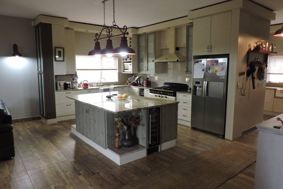 FOR SALE - TRIPLE-STOREY WATERFRONT HOME IN SWAKOPMUND WITH 4 LUXURIOUS EN-SUITE BEDROOM - Photo 2