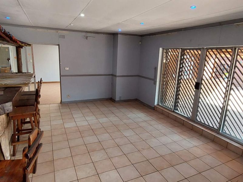 Entertainers’ Dream: 2 Thatch Lapa, Pool & Built-In Braai - Photo 7