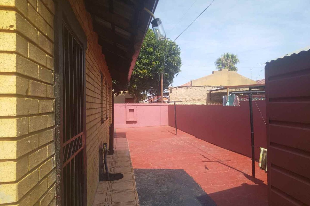 5 bedrooms house for sale Soshanguve FF - Photo 4