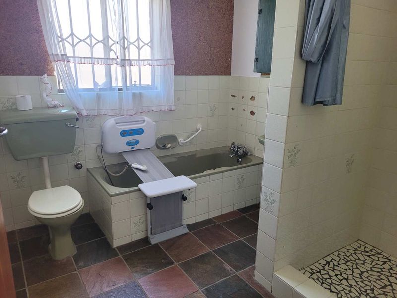 SPACIOUS HOME WITH FLATLET - Photo 9