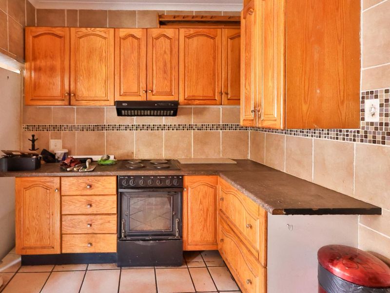 Family Home with Investment Potential in Westdene! - Photo 5