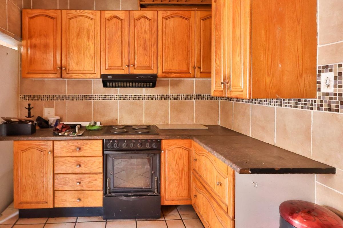 Family Home with Investment Potential in Westdene! - Photo 5