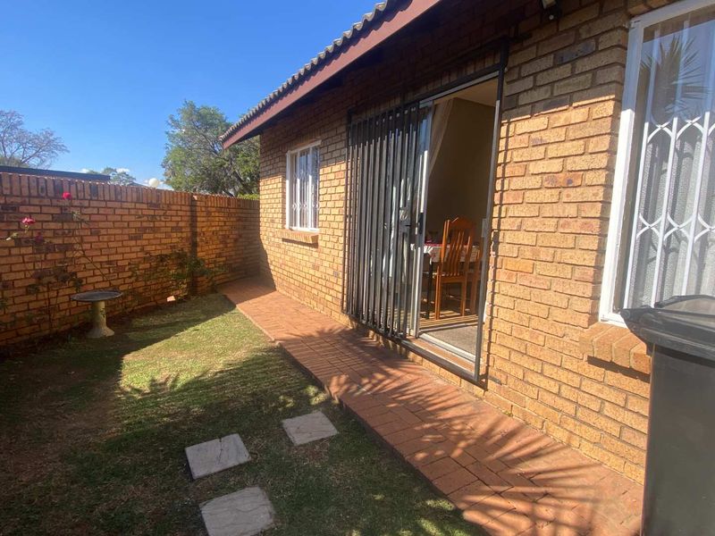 2 Bedroom Townhouse in Highveld. - Photo 6