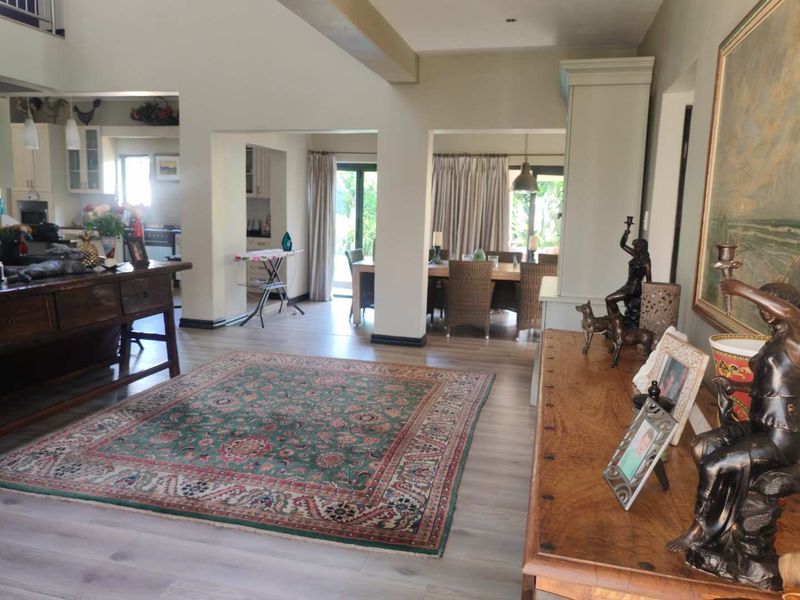 EXCLUSIVE MANDATE - BEAUTIFUL FAMILY HOME- IDEAL FOR THE ENTERTAINER - Photo 4