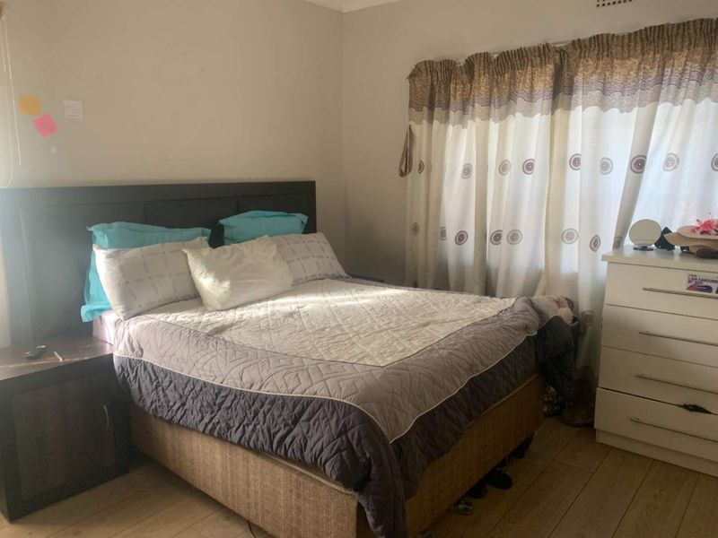 Charming 3-Bedroom House for Sale in Towerby, Johannesburg South - Photo 7