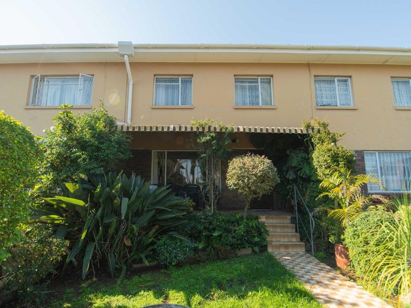 Spacious 3 Bedroom Duplex with Private Garden & Pet-Friendly Living - Photo 1