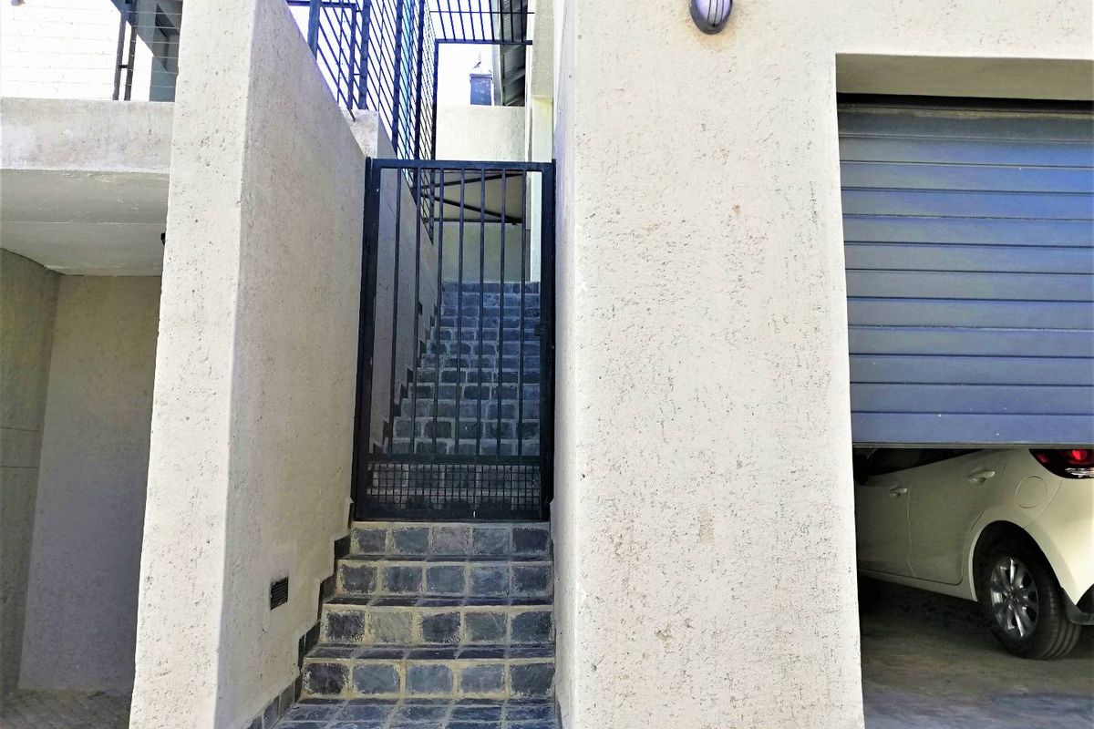 3 Level Townhouse To Let - Photo 4