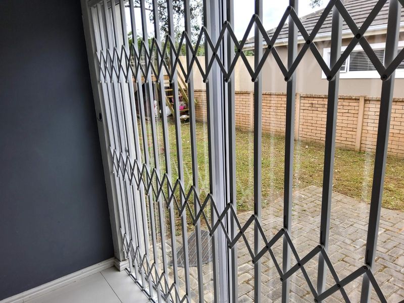 **Spacious 3-Bedroom  Townhouse close to beach in Secure Gonubie Palms Community** - Photo 7