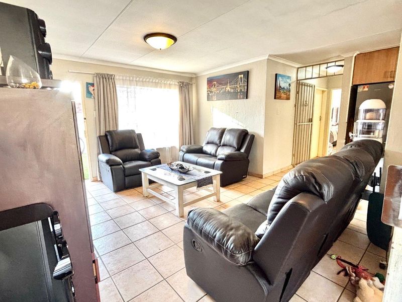 Ideal Starter Home: Space, Comfort & Opportunity Await. - Photo 7