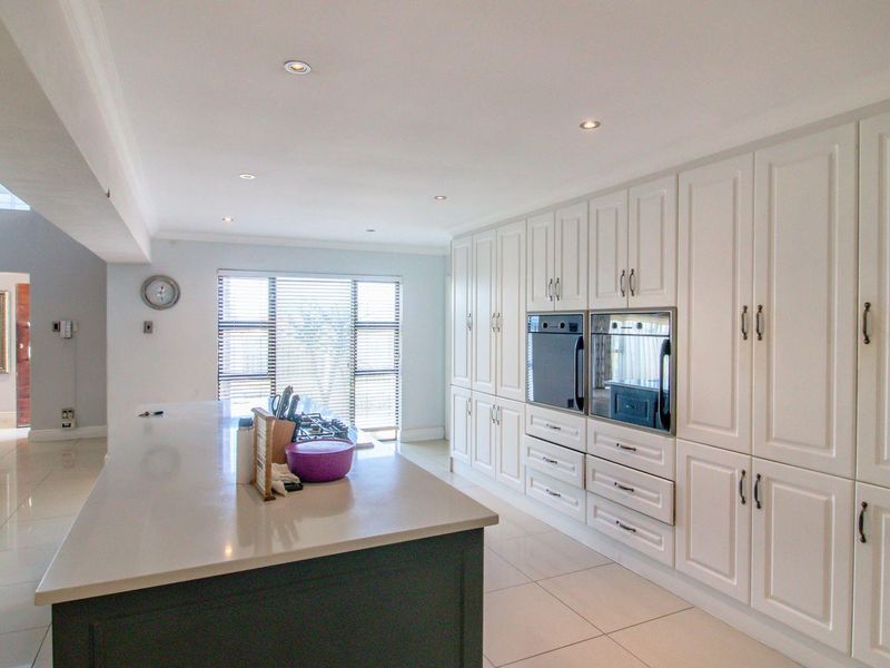 "Wake up every day to breathtaking sea views in this Gonubie masterpiece!" - Photo 8