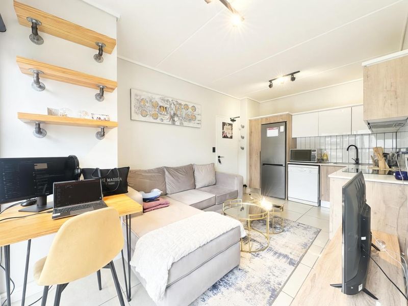 WELL PRICED ONE-BEDROOM FLAT FOR SALE IN THE REID - Photo 4