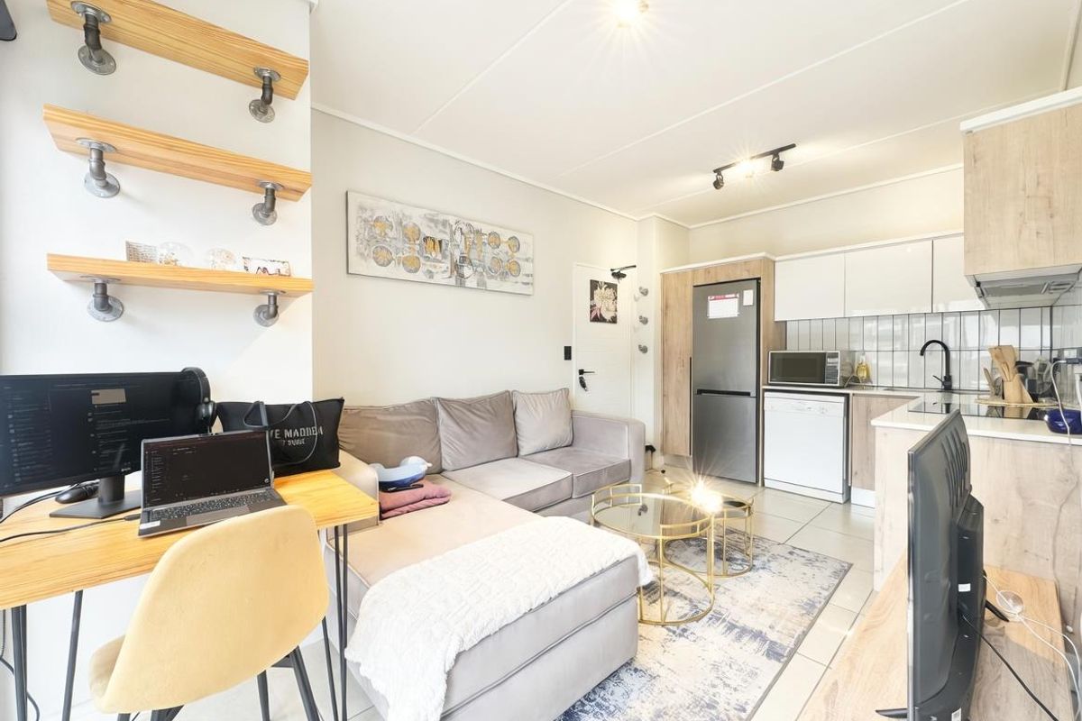 WELL PRICED ONE-BEDROOM FLAT FOR SALE IN THE REID - Photo 4