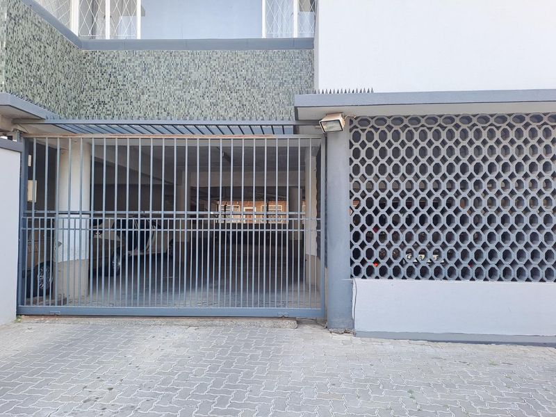 A CHARMING THREE BEDROOM GARDEN APARTMENT - Photo 6