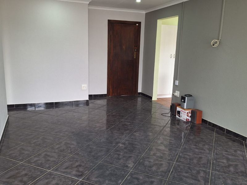 Delightful 3 Bedroom home in Elandspark - Photo 10