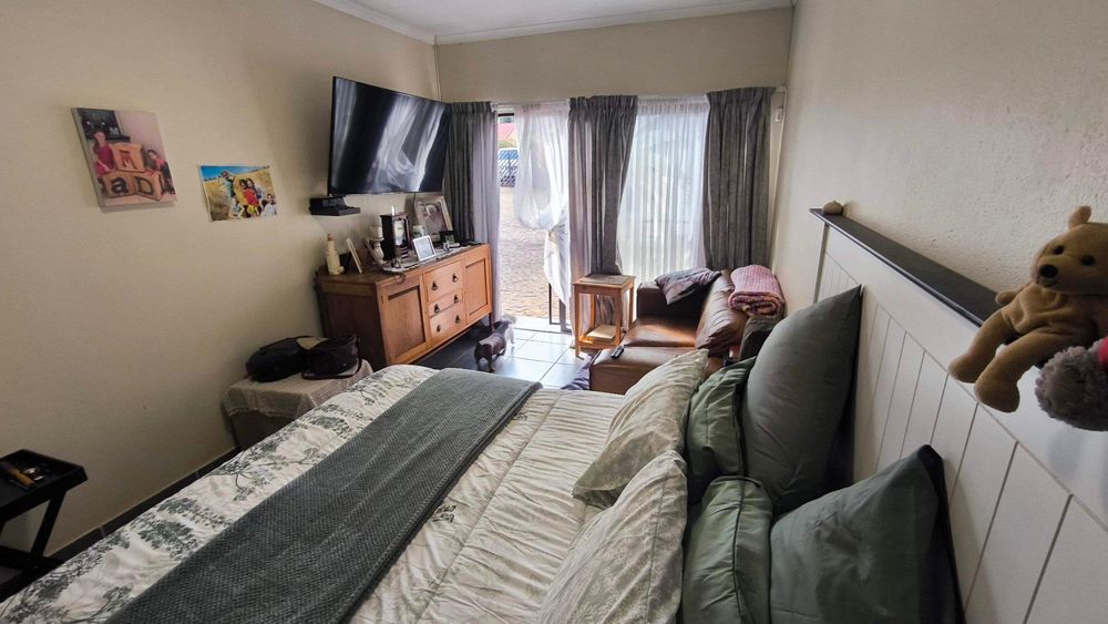 Flatlet - Lounge/Bedroom