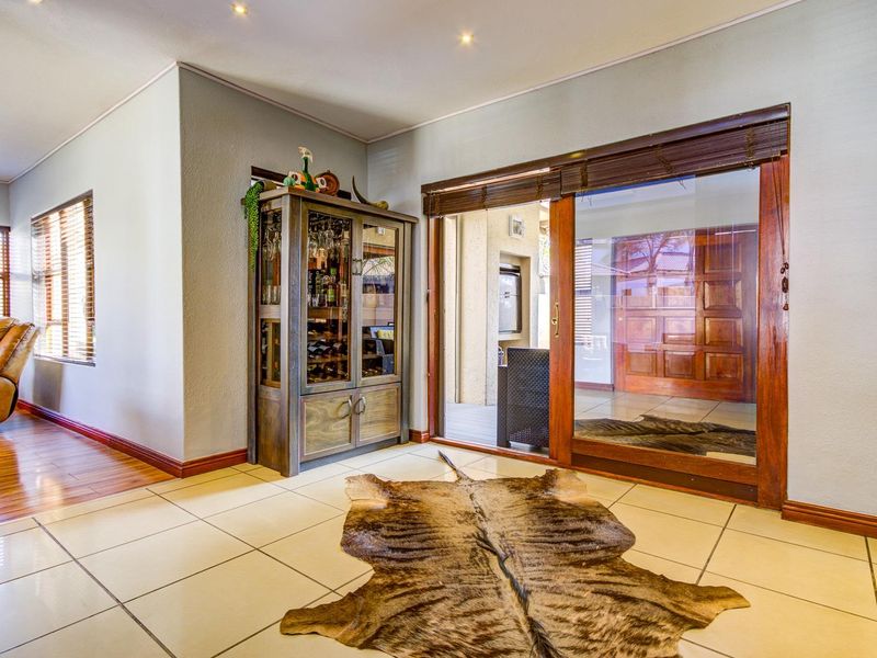 SPACIOUS, SOPHISTICATED CLUSTER IN VILLA LUCIANA! - Photo 7