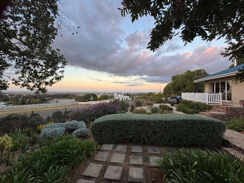 Location, Views, Space, and a Beautifully Updated Interior — Exceptional Value in Upper Darling - Photo 4