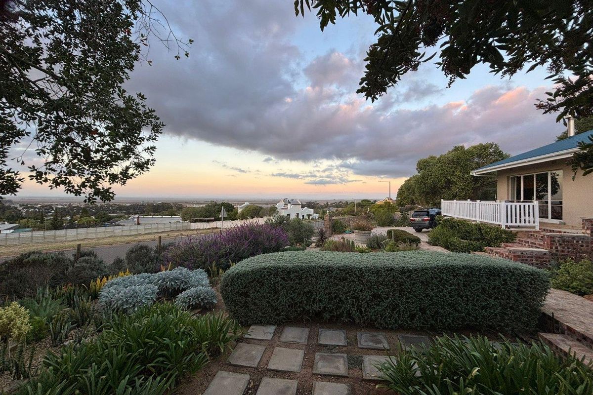 Location, Views, Space, and a Beautifully Updated Interior — Exceptional Value in Upper Darling - Photo 4