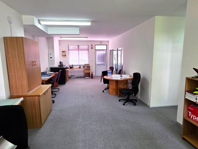 Spacious First Floor Office in Westlake - Photo 4
