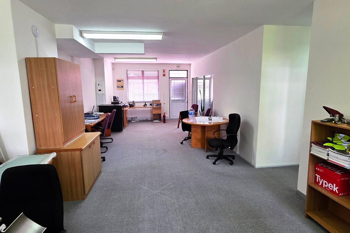 Spacious First Floor Office in Westlake - Photo 4