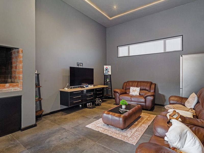 Exceptional Off-the-Grid Luxury Living in Prestigious Sagewood Estate - Photo 4
