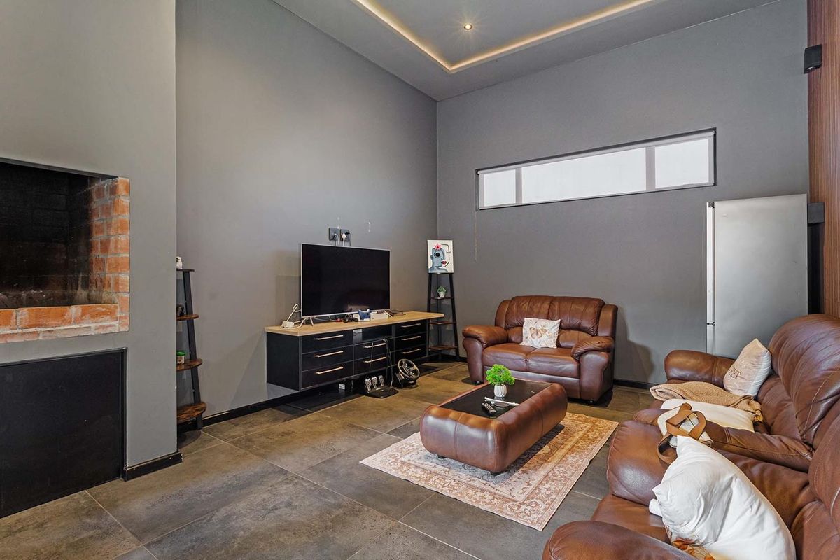 Exceptional Off-the-Grid Luxury Living in Prestigious Sagewood Estate - Photo 4