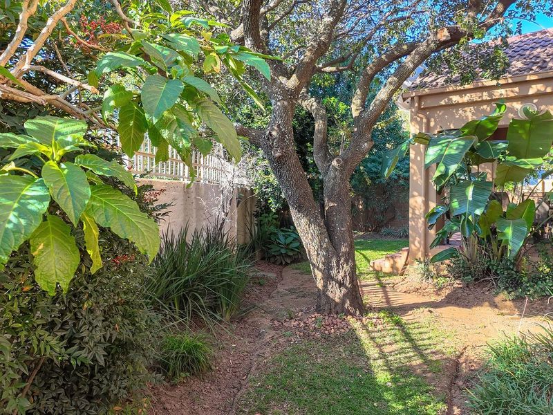 A spacious 2-bedroom freehold cluster home situated in a secure estate in  Douglasdale. - Photo 9