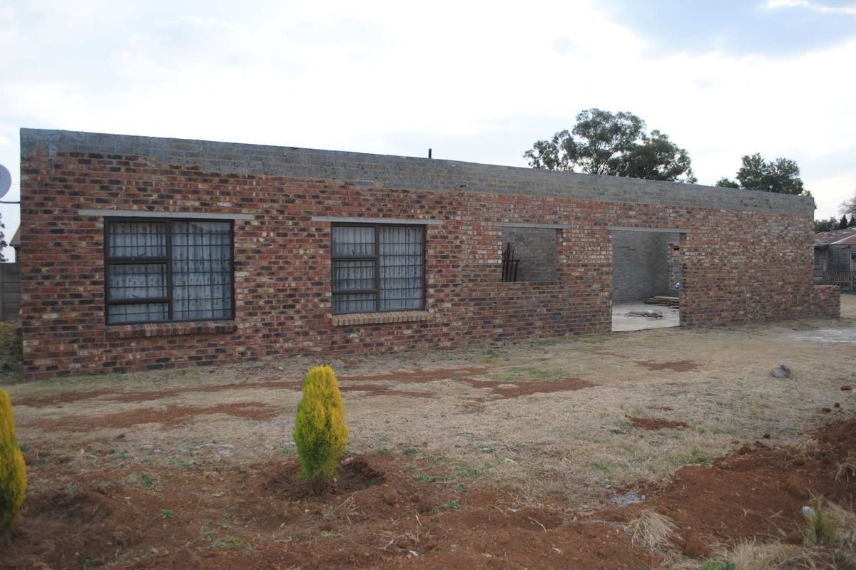 Incomplete Double storey up for sale - Photo 2